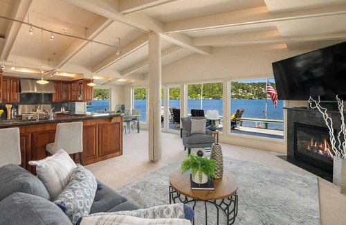 Viewpoint House | Lake Sammamish Waterfront Home with Hot Tub/Pet Friendly