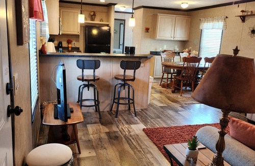 Lakewood House | Lake Shelbyville Corn Crib is a Charming 2-bedroom house with fishing ponds