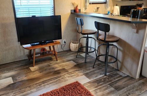 Lakewood House | Lake Shelbyville Corn Crib is a Charming 2-bedroom house with fishing ponds