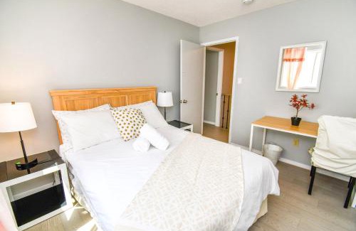 Alcona House | Lake Simcoe 4 Bedroom Family Home Ideal Toronto Area Retreat