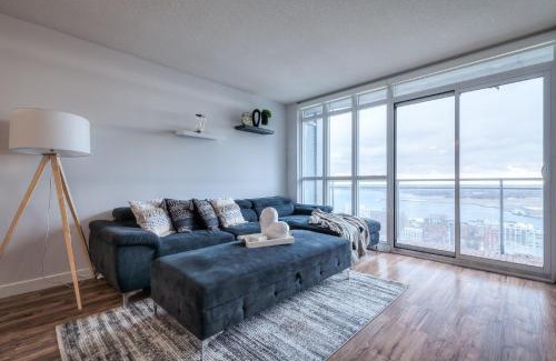CityPlace Apartment | Lake & Skyview 1BR Plus Den Apartment Free Parking