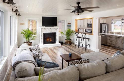 Pointe aux Roches Cottage | Lake St. Clair Waterfront Cottage | Hot Tub Games Room Family Retreat for 8–12