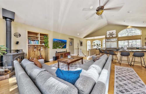 Tahoe Paradise Cabin | Lake Tahoe Base Camp: A/C, National Forest Land, Hot Tub, Pool Table, Dog Friendly