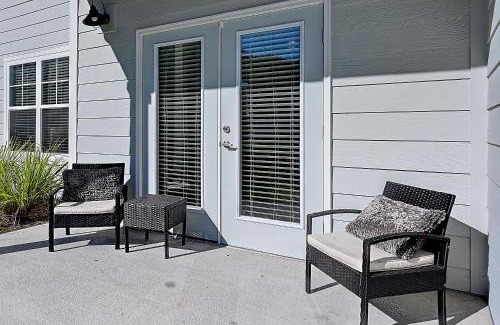 Orange Park Apartment | Lake View 2BR 2BA Suite Nr DWTN & NAS w POOL & Gym