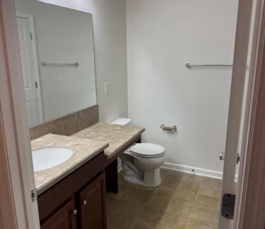 Orange Park Apartment | Lake View 2BR 2BA Suite Nr DWTN & NAS w POOL & Gym