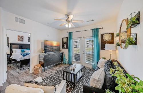 Orange Park Apartment | Lake View 2BR 2BA Suite Nr DWTN & NAS w POOL & Gym