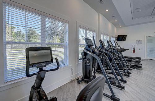 Orange Park Apartment | Lake View 2BR 2BA Suite Nr DWTN & NAS w POOL & Gym