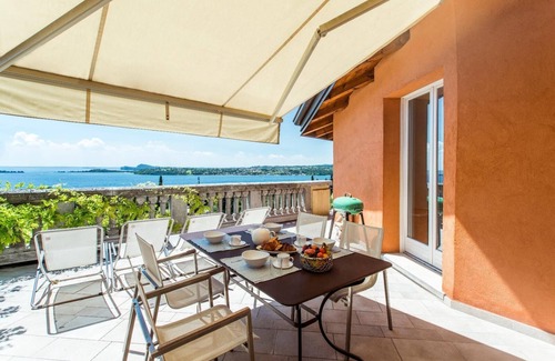 Gardone Riviera Apartment | Lake-view apartment Alloro