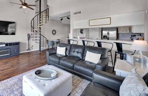 April Sound Condo | Lake-View Condo with Balcony, Pool, Lake Access, and Fully Equipped Kitchen Near Festival