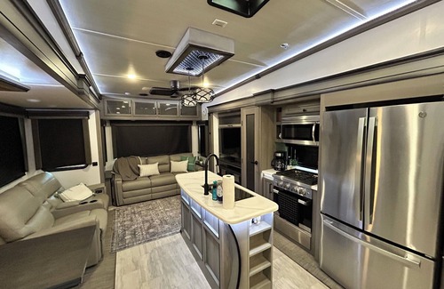 Mayo House | Lake View Country Glamping on 40+ Serene Acres