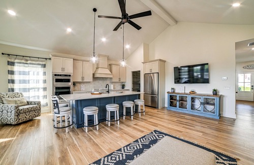 Grand Rivers House | Lake View + Deck: Group Getaway in Grand Rivers!