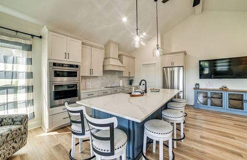 Grand Rivers House | Lake View + Deck: Group Getaway in Grand Rivers!