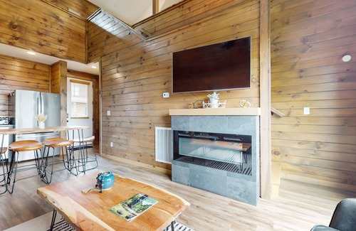 Sevierville Cabin | Lake view home w/hot tub, rocking chairs, fireplace, & free attraction tickets