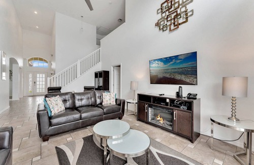 Lake Berkley House | Lake View Home w/Private Pool & 5BR – Near Disney