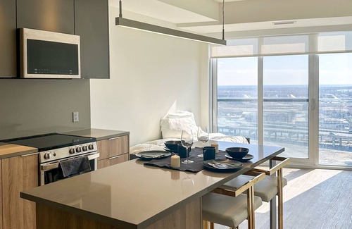 West Don Lands Apartment | Lake View New Elegant & Spacious Condo at Distillery District, Gym, Pool, Cowork