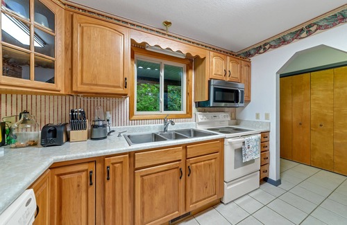 Almond House | Lake View of Fontana Lake close to Great Smoky Mountains and Tail of the Dragon