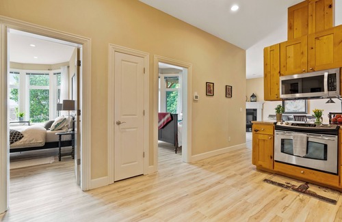 Inglewood Apartment | Lake View Retreat/Office getaway