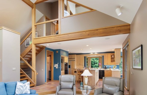 Central Lake Villa | Lake View Villa Bellaire