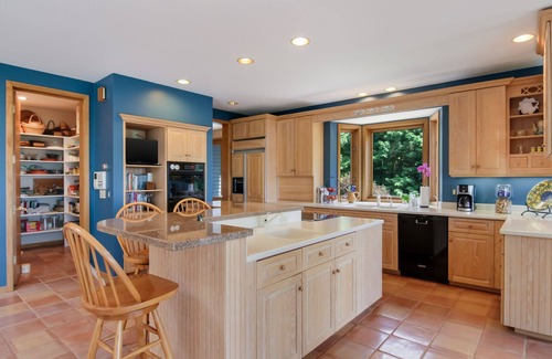 Central Lake Villa | Lake View Villa Bellaire