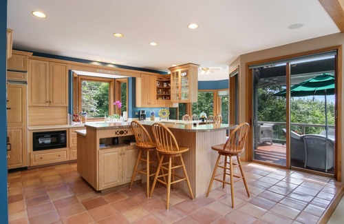 Central Lake Villa | Lake View Villa Bellaire