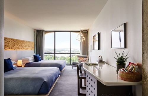 Congress Avenue Historic District Hotel | Lake Views, Pet-Friendly Bliss, Modern Comfort Awaits, 2 Spacious Units, Pool!