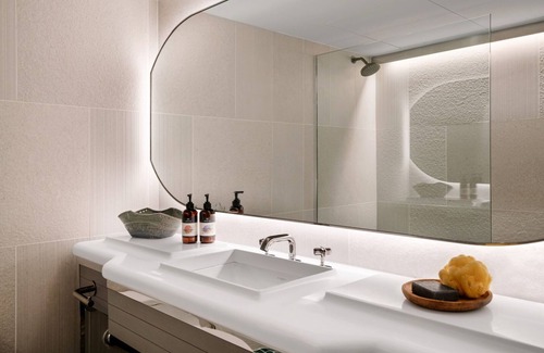 Congress Avenue Historic District Hotel | Lake Views, Pet-Friendly Bliss, Modern Comfort Awaits, 2 Spacious Units, Pool!