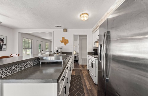 Laguna Park House | Lake Whitney 3BR getaway: family-ready, boat-friendly, Wi-Fi, fire pit