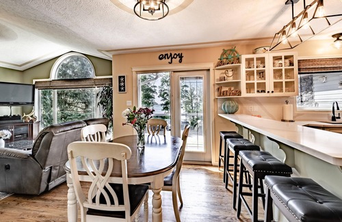 Sylvan Lake Cottage | Lakefront Luxury & Stunning Sunsets! (May 15 -Jun 18 & Sept) SPRING SALE ON NOW)