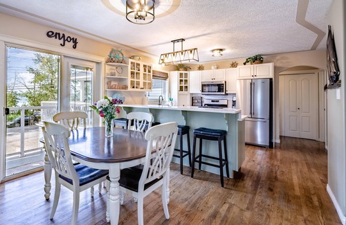 Sylvan Lake Cottage | Lakefront Luxury & Stunning Sunsets! (May 15 -Jun 18 & Sept) SPRING SALE ON NOW)