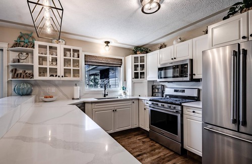 Sylvan Lake Cottage | Lakefront Luxury & Stunning Sunsets! (May 15 -Jun 18 & Sept) SPRING SALE ON NOW)