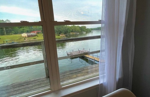 Lake Secession Cottage | LakeFront 2bd/2ba W/a View!