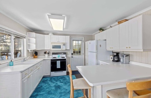 Rockford House | Lakefront 2BR Cottage w/Fire Pit & Dock Access