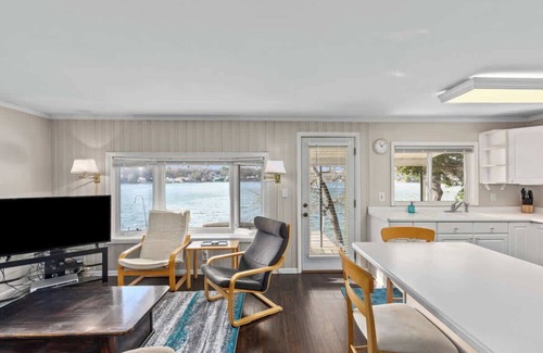 Rockford House | Lakefront 2BR Cottage w/Fire Pit & Dock Access