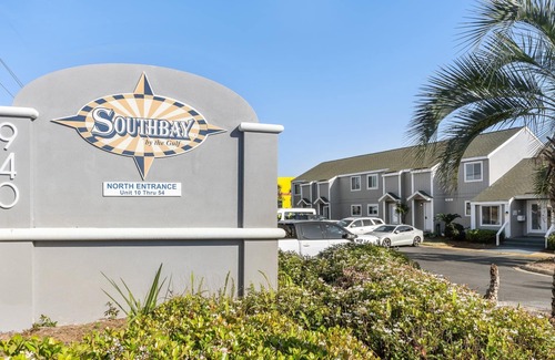 Emerald Coast House | Lakefront 2BR Gem Pvt Beach Chairs Family-Ready