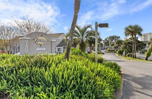 Emerald Coast House | Lakefront 2BR Gem Pvt Beach Chairs Family-Ready