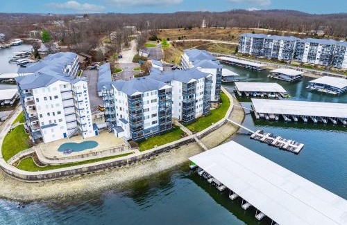 Lake Ozark House | Lakefront 4BR Luxury Sleeps 13 Pool & Hot Tub