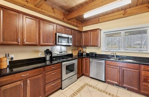 Livingston House | Lakefront Cabin Boat slip Wifi Fishing Firepit