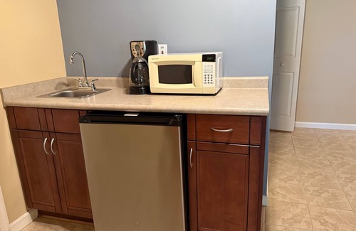 Livingston House | Lakefront Cabin Boat slip Wifi Fishing Firepit