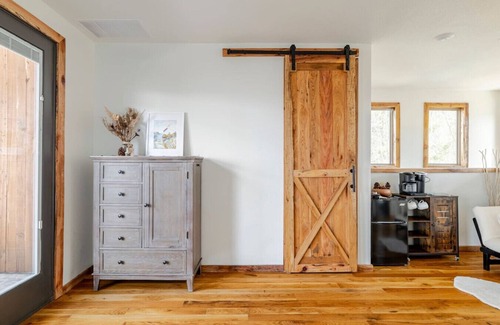 Flint Cabin | Lakefront Cabin Escape 3BR Pvt Dock & Hot Tub