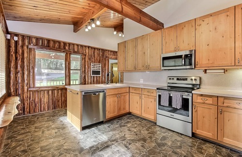 East Olympia Cabin | Lakefront Cabin w/Hot Tub, Game Room, Kayaks & Mt. Rainier VIEW