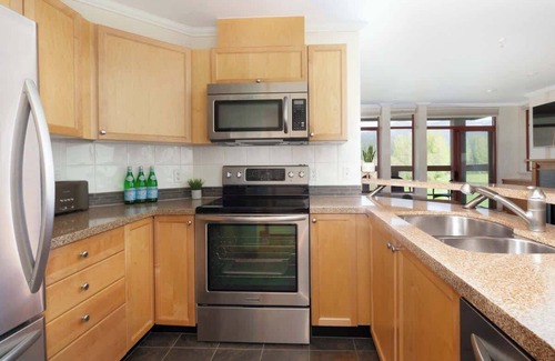Nicklaus North Condo | Lakefront condo w/mountain views & fireplace