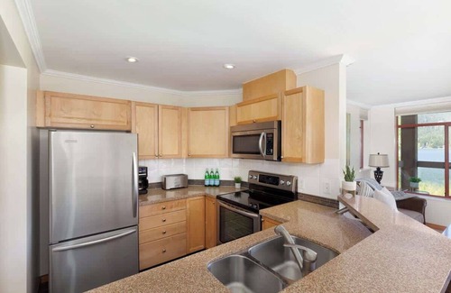 Nicklaus North Condo | Lakefront condo w/mountain views & fireplace