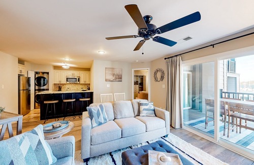 Cornelius Condo | Lakefront condo with on-site pool & private balcony
