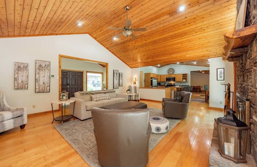 Turkey Neck House | Lakefront Dog Friendly Cottage w/Dock & Fire Pit