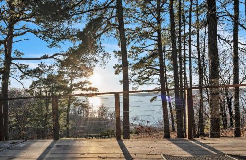Moodys House | Lakefront Escape on Lake Hudson cabin