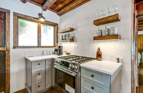 Holmes Cabin | Lakefront Escape with Gorgeous Views a Short Trip from New York City!