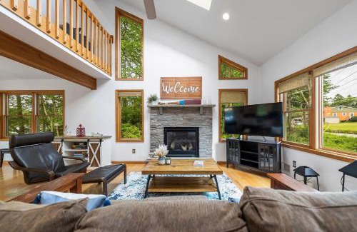 Gouldsboro House | Lakefront Family Home With Private Fishing Dock and Kayaks In Big Bass Lake