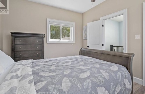 Bobcaygeon Cottage | Lakefront four bedroom cottage on Pigeon Lake! Long term rentals available