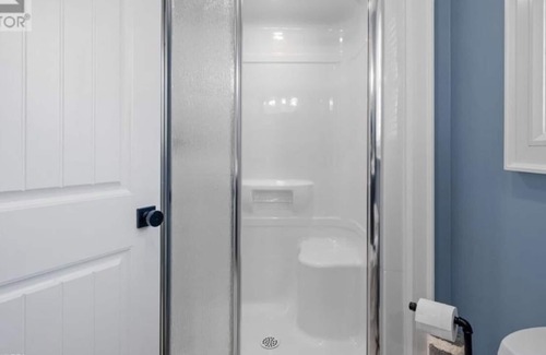 Bobcaygeon Cottage | Lakefront four bedroom cottage on Pigeon Lake! Long term rentals available