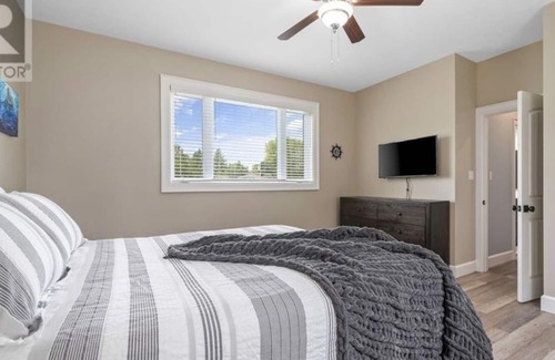 Bobcaygeon Cottage | Lakefront four bedroom cottage on Pigeon Lake! Long term rentals available